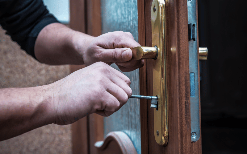 Serrurier en intervention pour ouverture de porte