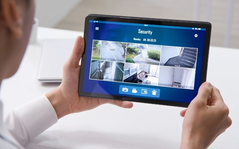 Tablette affichant les caméras de surveillance d'une maison